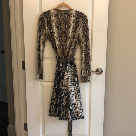 DVF wrap dress size 6 snake pattern - Picture 10 of 16
